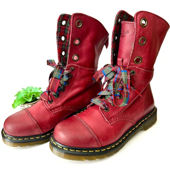 Dr. Martens Aimelie Aimilita Triumph Plaid Fold-Over 9-Eye Boot Red Leather 9 - Picture 5 of 13